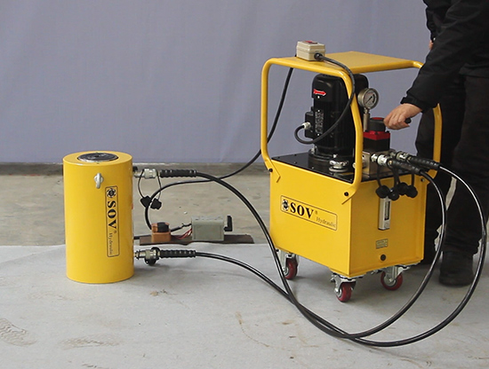 200吨大吨位千斤顶+电动泵操作视频